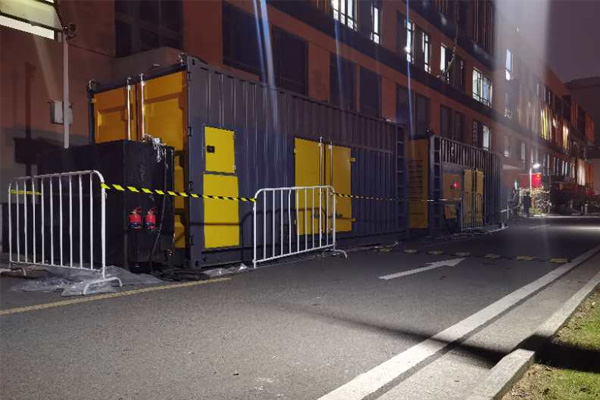 阳春柴油发电机组的输出电压是如何调节的？